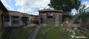 Casă cu două corpuri de clădire și grădină generoasă, 