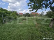 Casă cu două corpuri de clădire și grădină generoasă, 