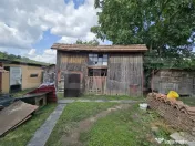 Casă cu două corpuri de clădire și grădină generoasă, 