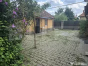 Casă cu două corpuri de clădire și grădină generoasă, 