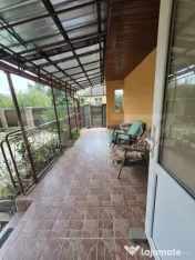 Casă cu două corpuri de clădire și grădină generoasă, 