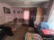 Casă cu două corpuri de clădire și grădină generoasă, 