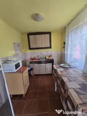 Casă cu două corpuri de clădire și grădină generoasă, 