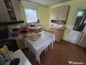 Casă cu două corpuri de clădire și grădină generoasă, 