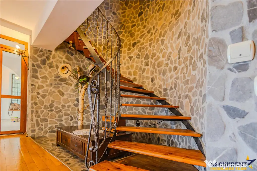 Vila 7 camere,250 mp,semineu,terase,800 mp teren,rezidential
