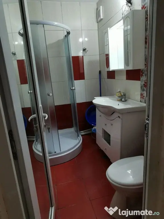 De inchiriat apartament 3 camere, parter, zona Constructo...