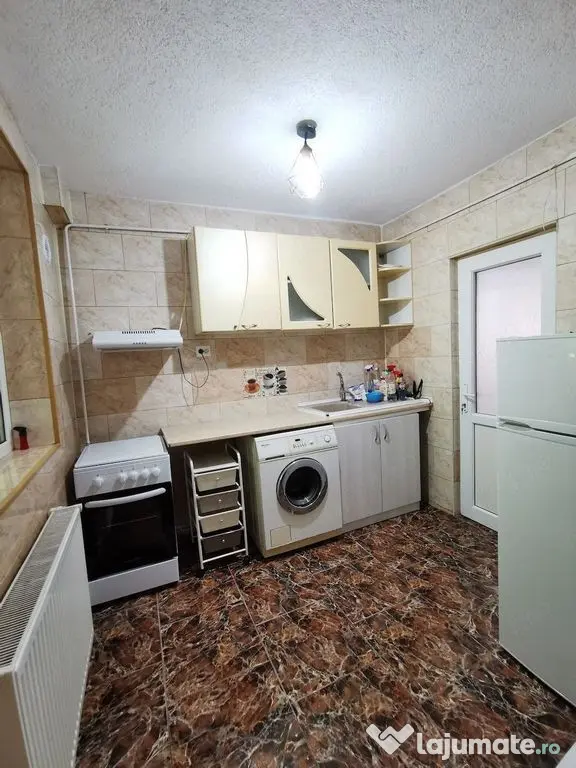 De inchiriat apartament 3 camere, parter, zona Constructo...