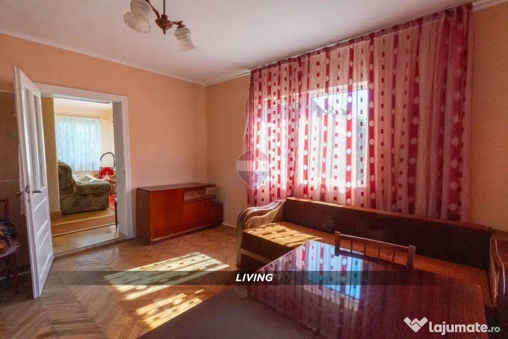 Casă traditionala de vanzare la tara