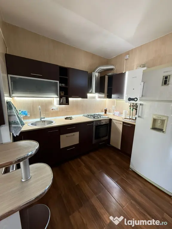 Inchiriez apartament de 3 camere in Otopeni