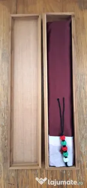 Evantai din bambus cu un design deosebit și cu peisaj pictat. 