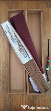 Evantai din bambus cu un design deosebit și cu peisaj pictat. 