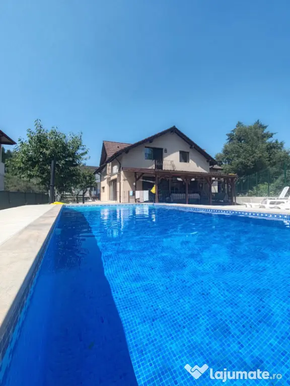 Casă cu piscină, terasă acoperită, garaj și parcare 3 m