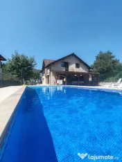 Casă cu piscină, terasă acoperită, garaj și parcare 3 m