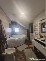 Casă cu piscină, terasă acoperită, garaj și parcare 3 m