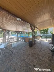 Casă cu piscină, terasă acoperită, garaj și parcare 3 m