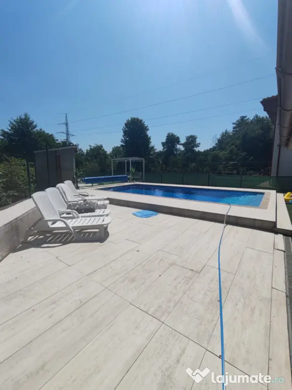 Casă cu piscină, terasă acoperită, garaj și parcare 3 m
