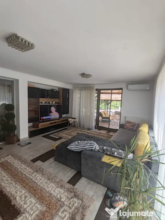 Casă cu piscină, terasă acoperită, garaj și parcare 3 m