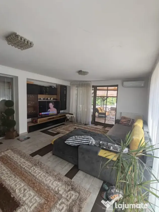 Casă cu piscină, terasă acoperită, garaj și parcare 3 m