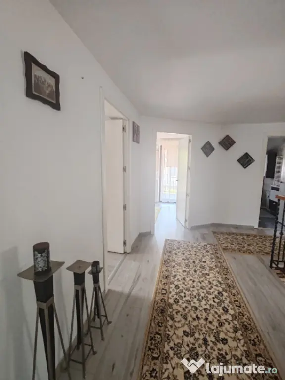 Casă cu piscină, terasă acoperită, garaj și parcare 3 m