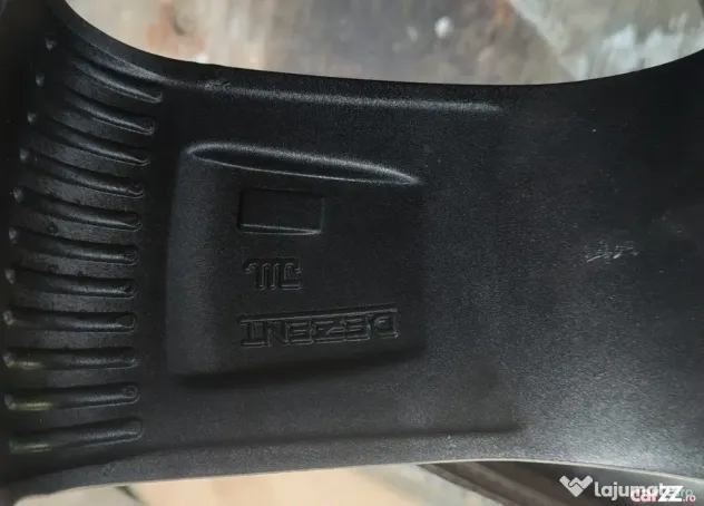 Jante aliaj 17 zoll marca Dezent, gama Volvo, cu senzori de presiune montati.
