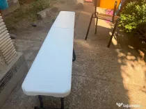 Băncuțe albe de plastic rezistente .