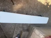 Băncuțe albe de plastic rezistente . 