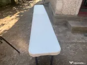Băncuțe albe de plastic rezistente . 