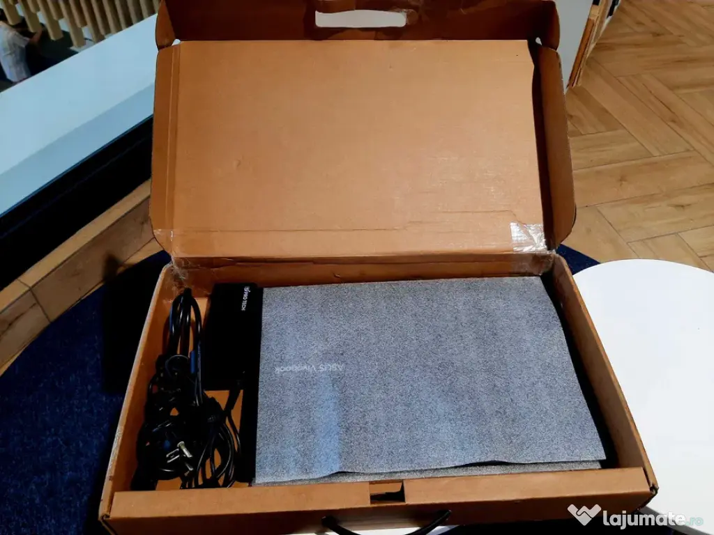 Laptop ASUS procesor gen 11 în cutie