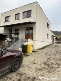 Clădire comercială cu birouri și spațiu, teren 12 ari