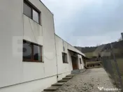 Clădire comercială cu birouri și spațiu, teren 12 ari 