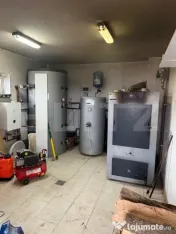 Clădire comercială cu birouri și spațiu, teren 12 ari 