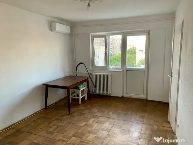 Vând apartament trei camere