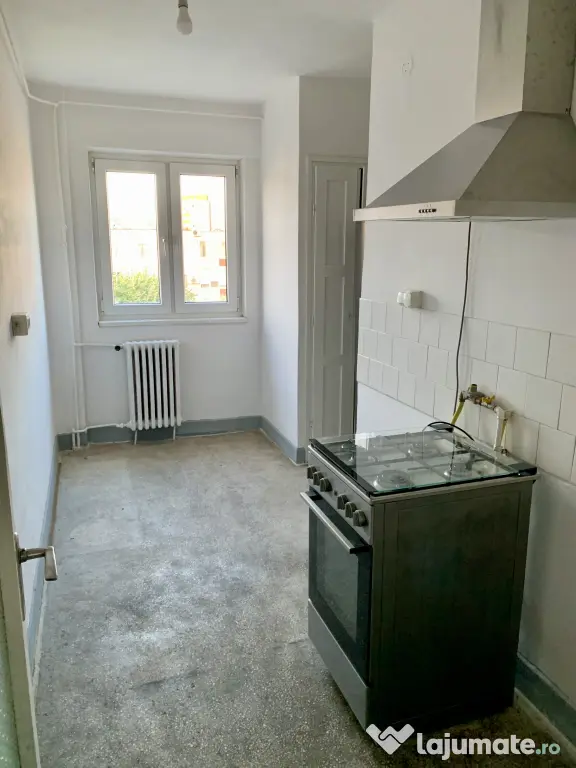 Vând apartament trei camere