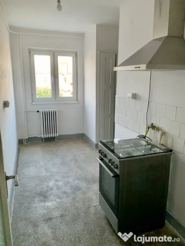 Vând apartament trei camere
