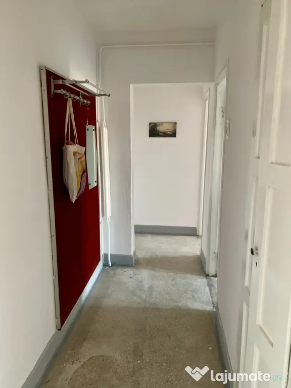 Vând apartament trei camere