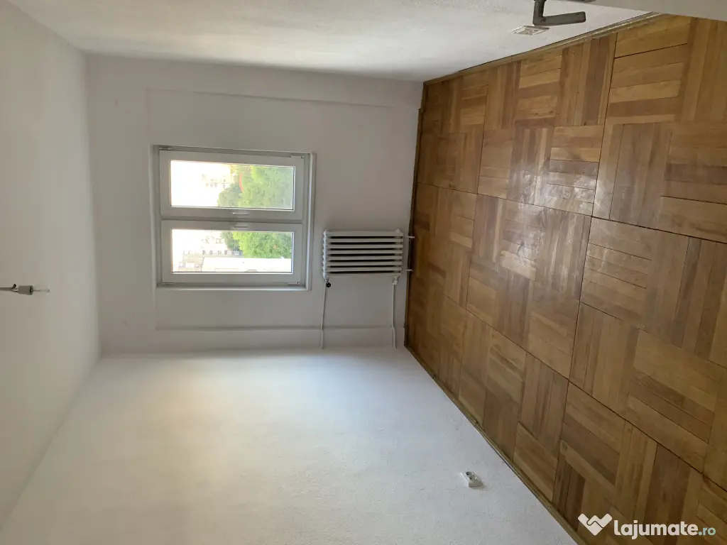 Vând apartament trei camere