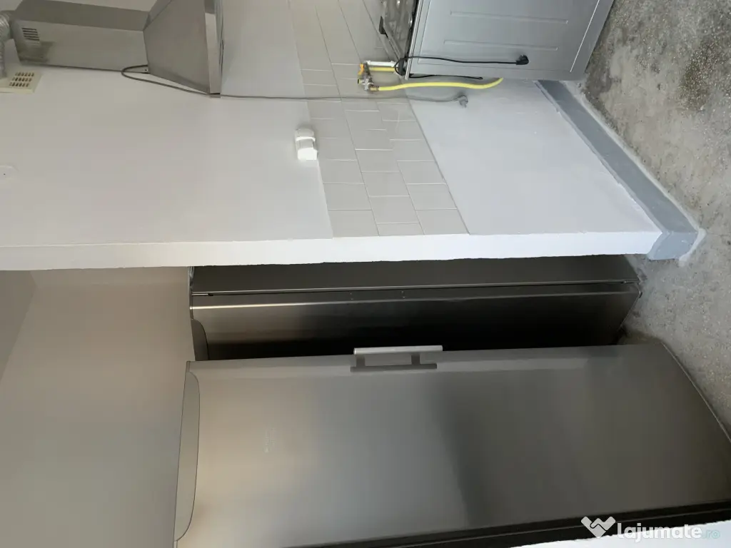 Vând apartament trei camere