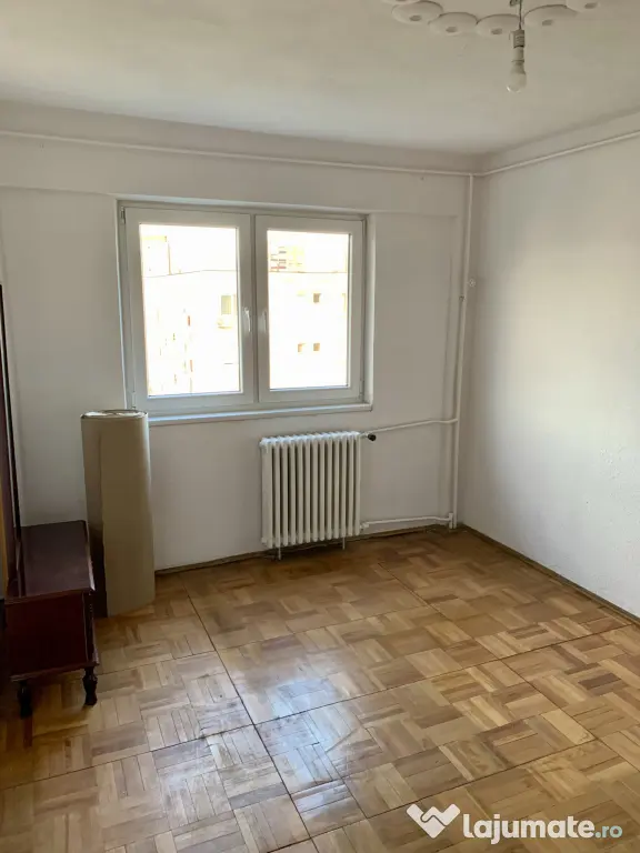 Vând apartament trei camere