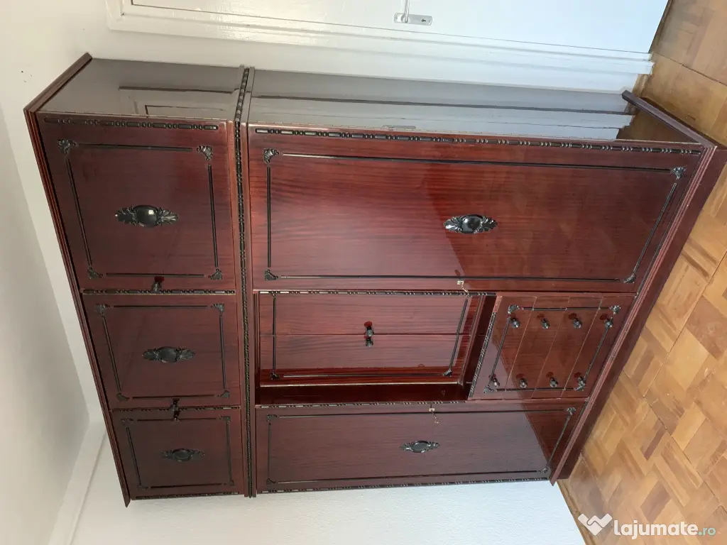 Vând apartament trei camere