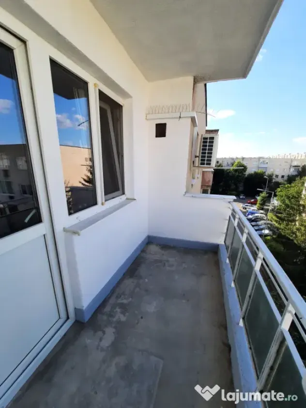 Vând apartament trei camere