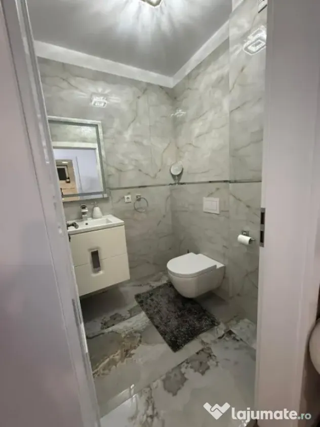 Vand apartament 3camere 80 mp+balcon 5mp zona Vivo