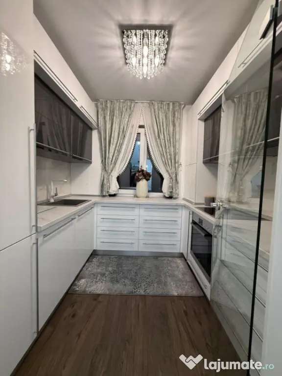 Vand apartament 3camere 80 mp+balcon 5mp zona Vivo