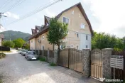 Apartament cu 3 camere, parcare, curte si spațiu depozit... 