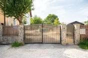Apartament cu 3 camere, parcare, curte si spațiu depozit... 