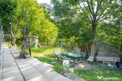 Apartament cu 3 camere, parcare, curte si spațiu depozit... 