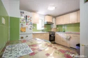 Apartament cu 3 camere, parcare, curte si spațiu depozit... 