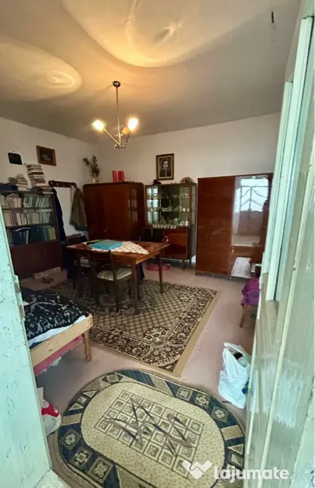 Casă din cărămidă cu teren intravilan 2.262 mp – Comănești