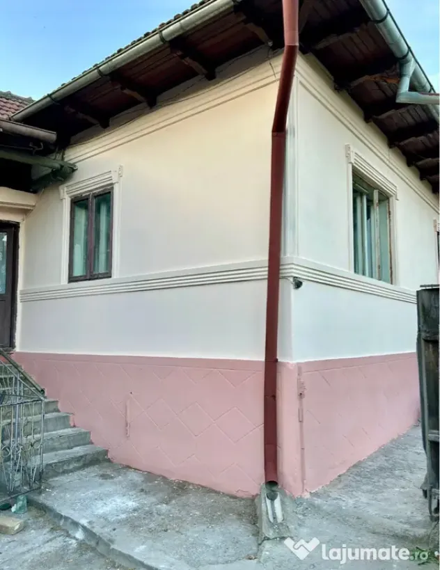 Casă din cărămidă cu teren intravilan 2.262 mp – Comănești