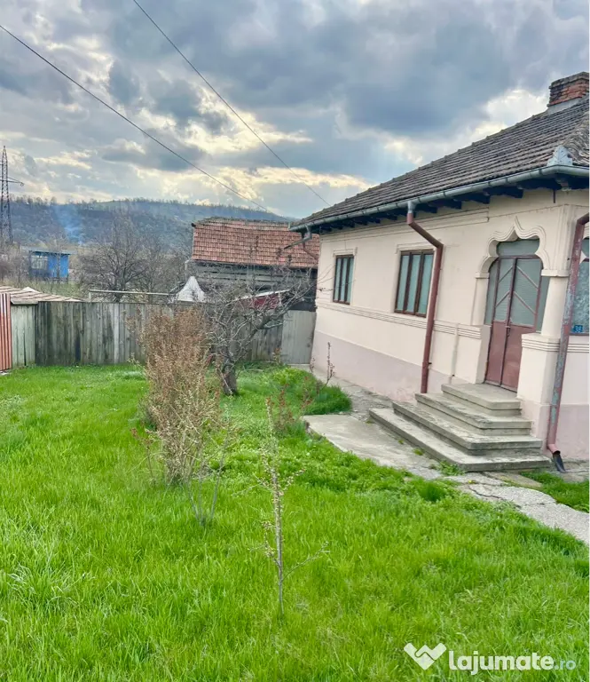 Casă din cărămidă cu teren intravilan 2.262 mp – Comănești