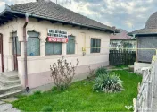 Casă din cărămidă cu teren intravilan 2.262 mp – Comănești 